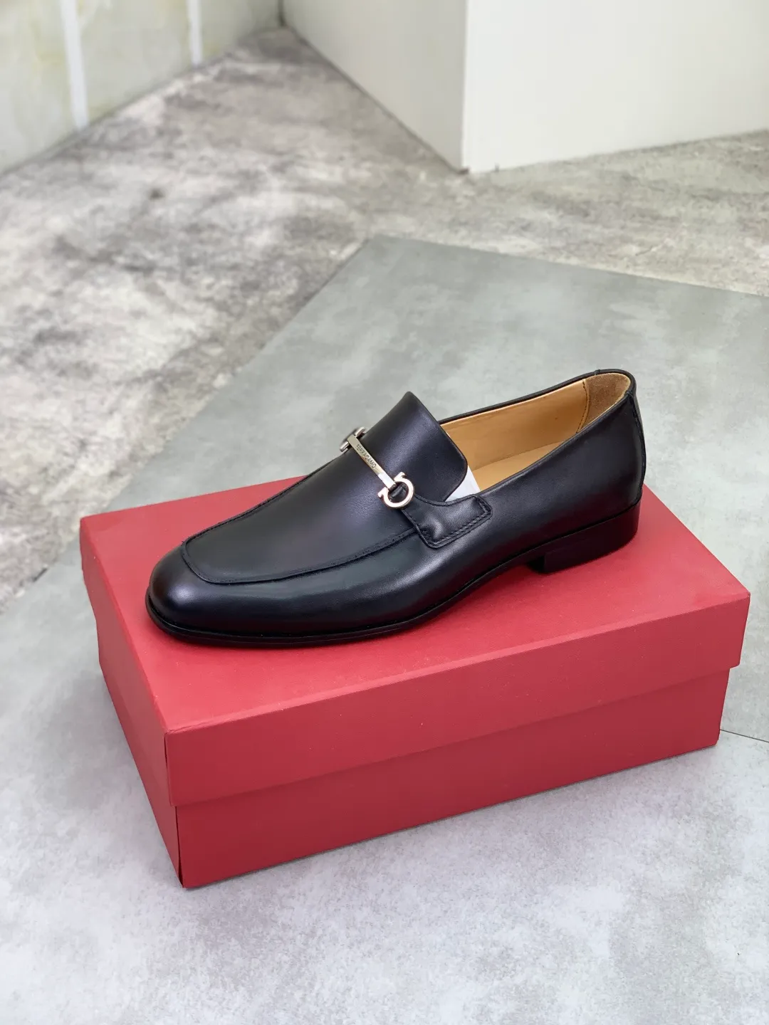 Men's Men's Shoes 💰P560💰[New Style] Water-dyed Niuli 🆘[Salvatore Ferragamo] Ferragamo's latest casual business leather shoes for men! Listed simultaneously! The fabric is made of specially imported original calfskin, the lining is made of imported water-dyed cowhide, and the original combination outsole is absolutely luxurious and leads the fashion trend. Matching code: 39-44 (45 46 customized) 2️⃣ colors available
